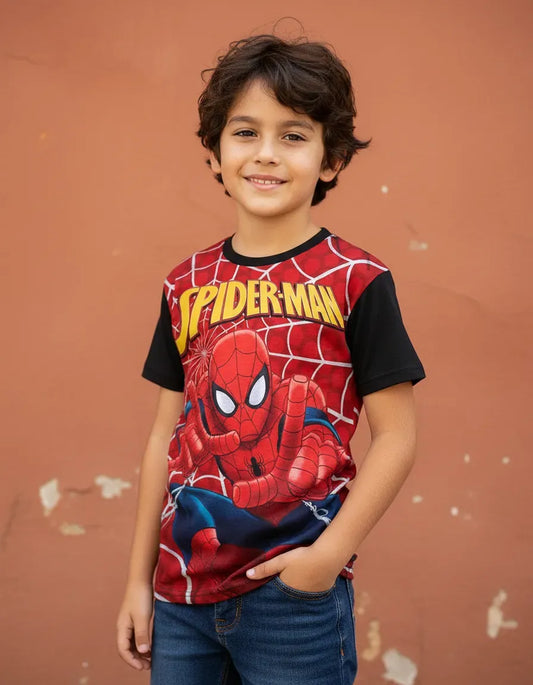 Modelo luciendo la Camiseta Spider-Man Ataque Telaraña en un outfit urbano streetwear.