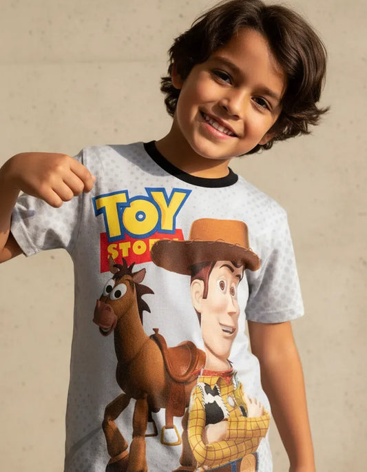 Niño vistiendo de forma casual la camiseta de Woody y Tiro al Blanco de Cars Disney, mostrando comodidad y frescura en una tarde de juegos