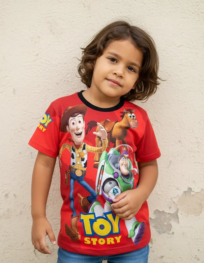 Niño luciendo de forma casual la camiseta de Woody, Buzz y Tiro al Blanco, mostrando un look moderno, fresco y cómodo para el juego diario
