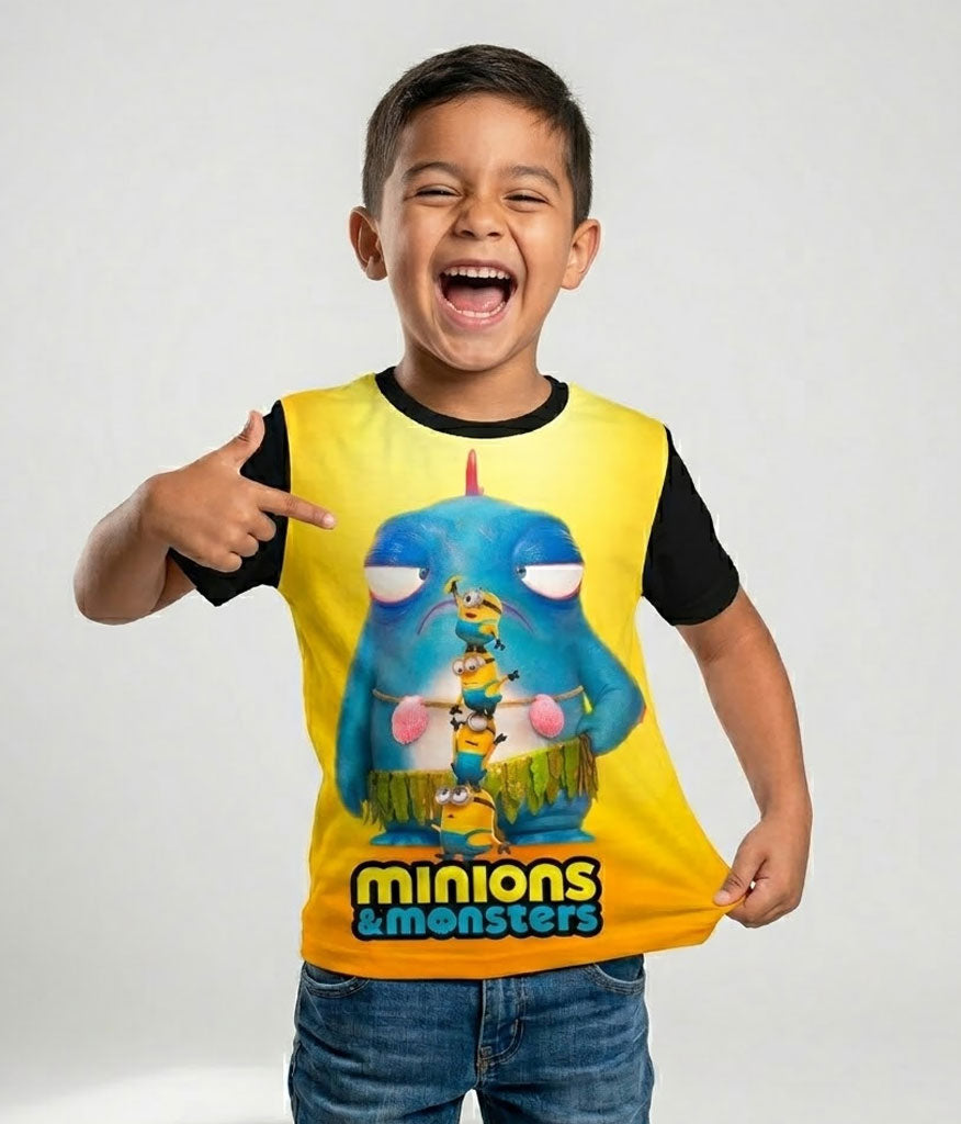 Niño vistiendo de forma casual la camiseta de la película de Minions y Monstruos, mostrando un look moderno, cómodo y fresco para el juego diario