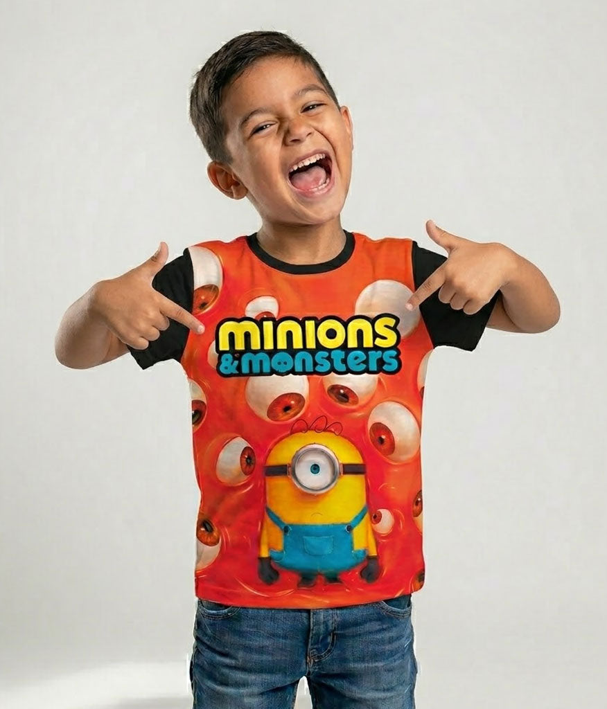 Niño vistiendo de forma casual la camiseta de Minions y Monstruos edición 2026, mostrando un look moderno, urbano y cómodo