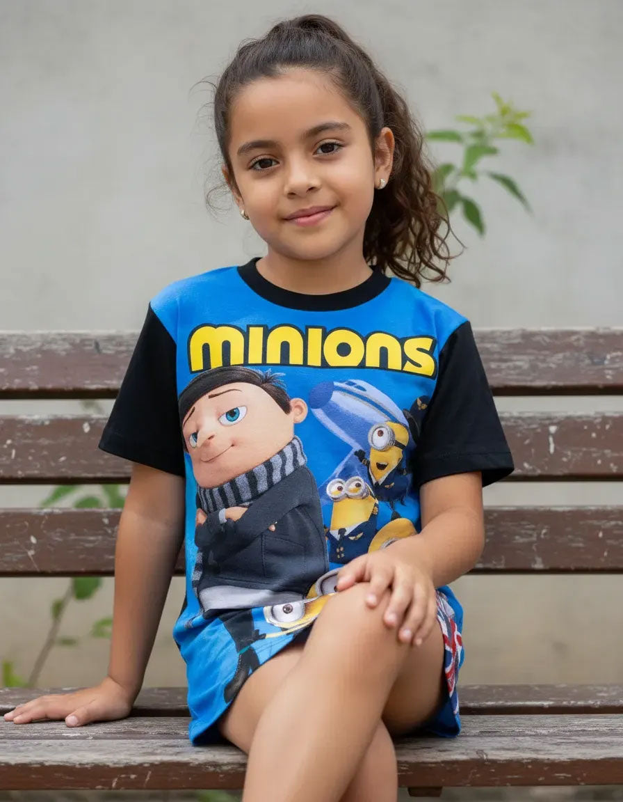Niña vistiendo de forma casual la camiseta de Los Minions 2, mostrando un outfit moderno, cómodo y fresco para el juego diario