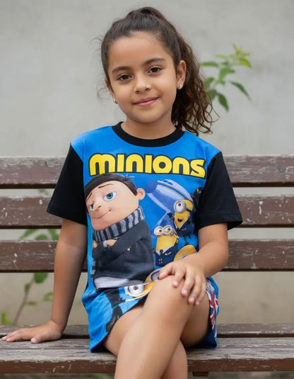 Niña vistiendo de forma casual la camiseta de Los Minions 2, mostrando un outfit moderno, cómodo y fresco para el juego diario