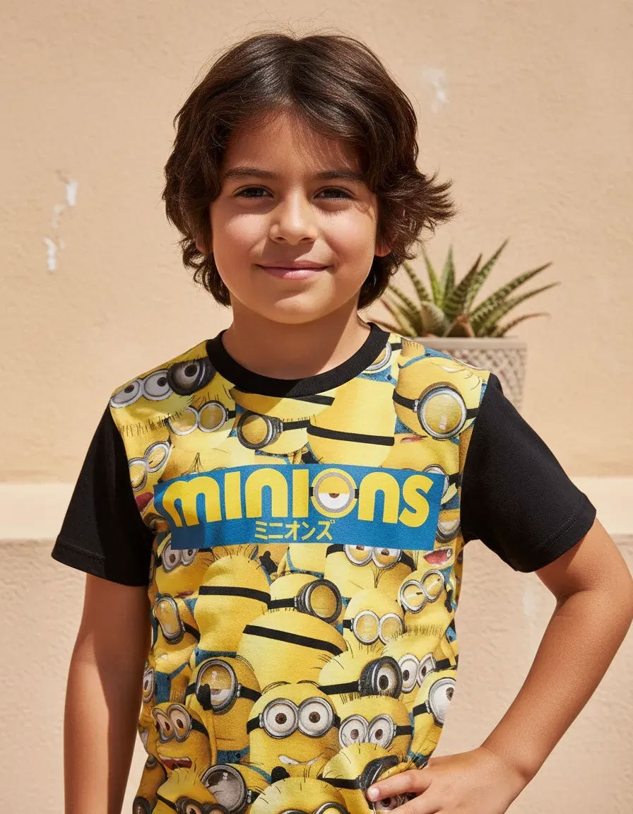 Niño vistiendo de forma casual la camiseta de los Minions, luciendo un look moderno, cómodo y fresco para sus tardes de juego