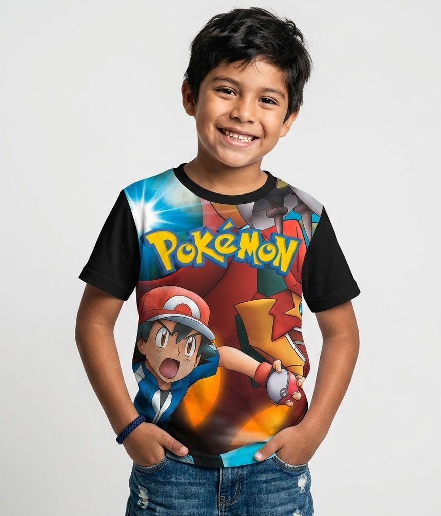 niño con camiseta estampada con el diseño del protagonista Ash Ketchum de Pokémon para niños y adultos