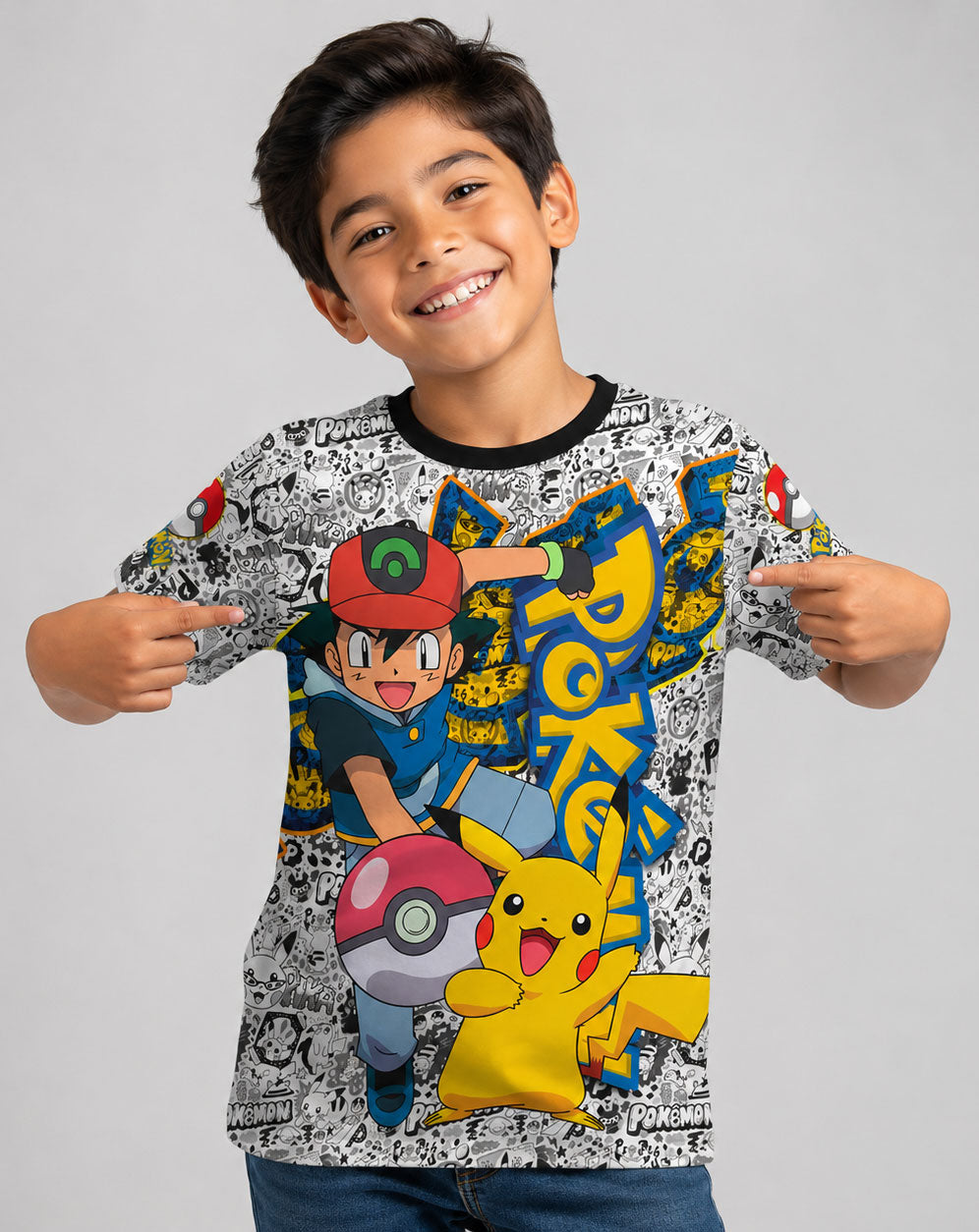 Niño con Camiseta negra estampada de Pokémon con Ash Ketchum y Pikachu para niños y adultos.