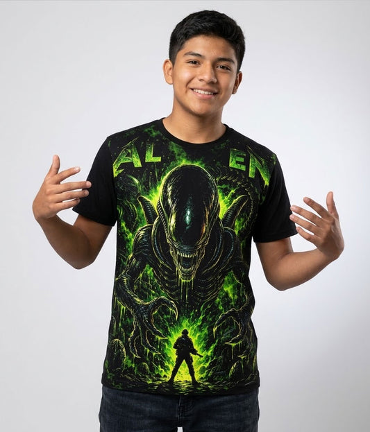 Modelo luciendo la Camiseta Aliens Xenomorfo en un outfit urbano streetwear.