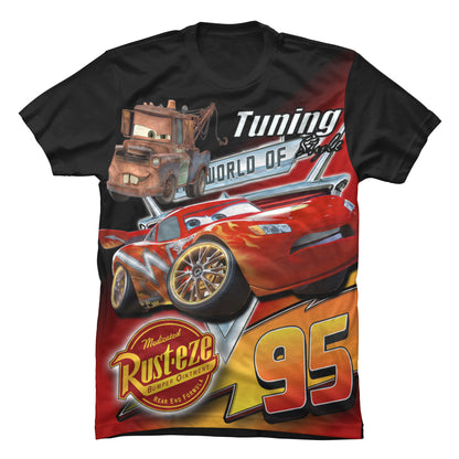 camiseta negra para niños con el diseño gráfico de los personajes Rayo McQueen y la grúa Mate de la película Cars de Disney