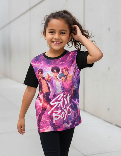 Modelo vistiendo la camiseta urbana Saja Boys Neón en un outfit de estilo streetwear en ambiente urbano
