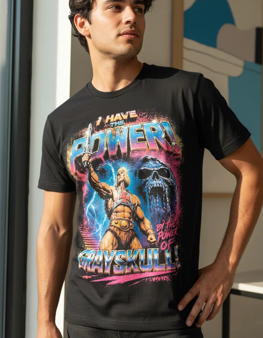 Camiseta negra  premium con diseño gráfico vintage en alta definición de He-Man alzando la Espada de los Poderes frente al Castillo Grayskull