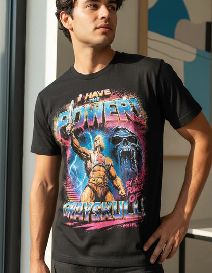 Camiseta negra  premium con diseño gráfico vintage en alta definición de He-Man alzando la Espada de los Poderes frente al Castillo Grayskull