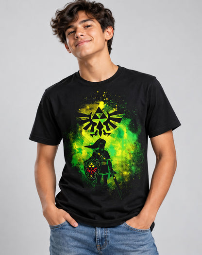 Modelo luciendo la Camiseta Zelda Link Trifuerza en un outfit urbano streetwear.