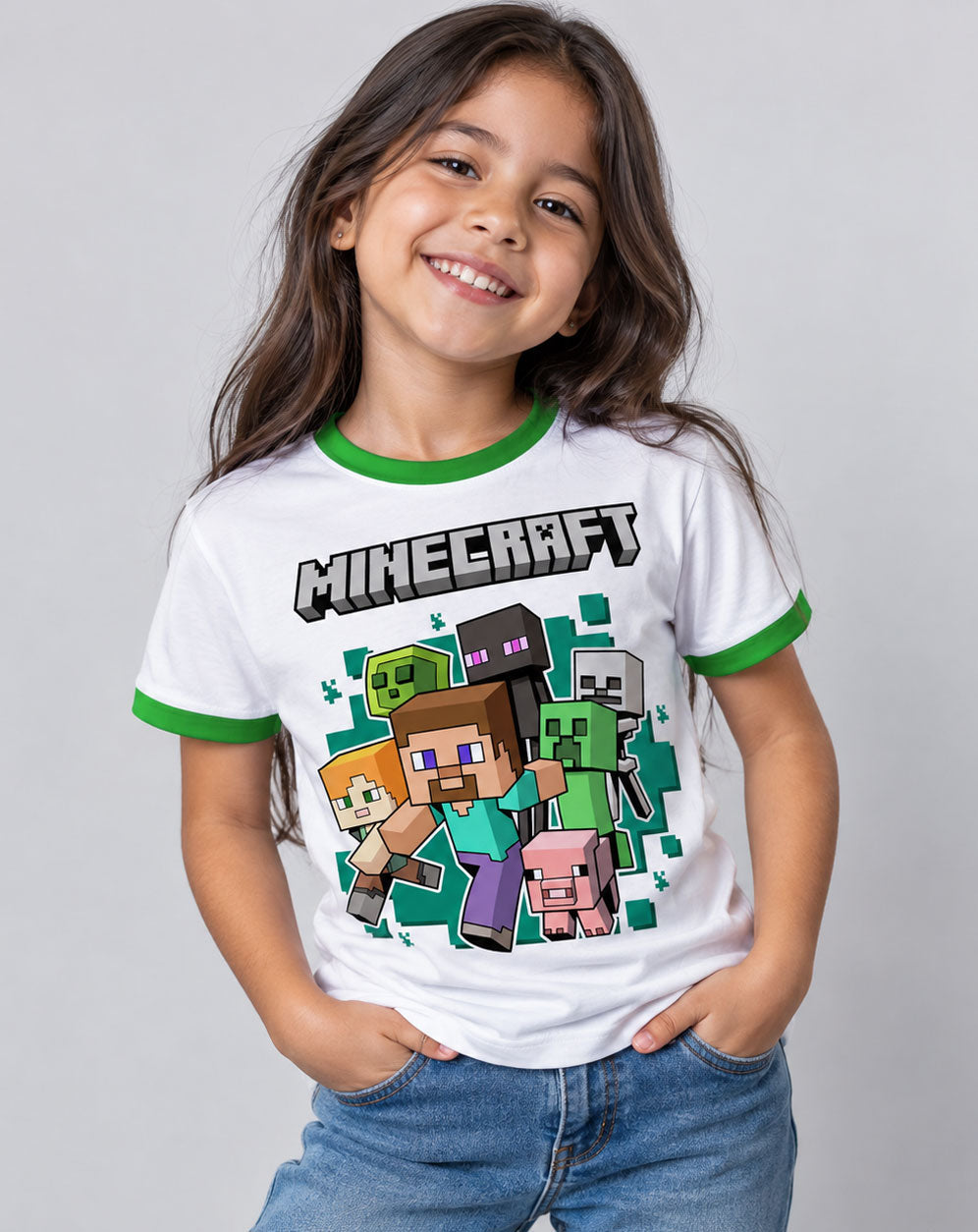 Modelo luciendo la Camiseta Minecraft Super Personajes Tipo Ringer en un outfit urbano gamer.