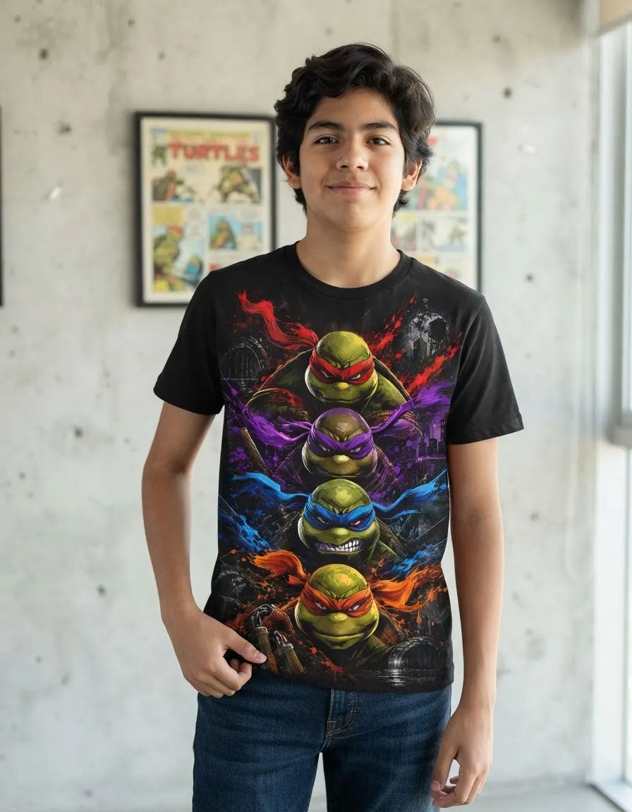 Modelo luciendo la Camiseta Las Tortugas Ninja Mutantes en un outfit urbano streetwear retro.
