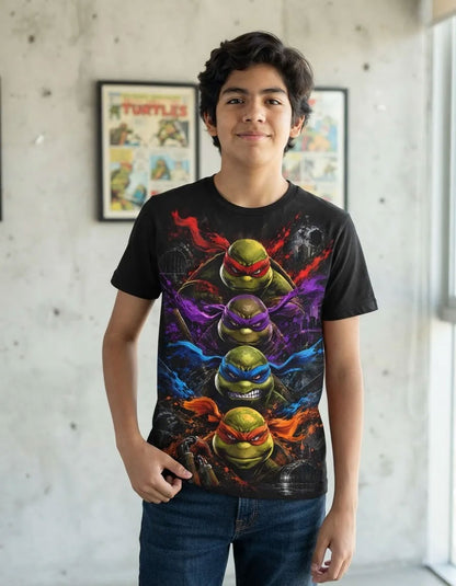Modelo luciendo la Camiseta Las Tortugas Ninja Mutantes en un outfit urbano streetwear retro.