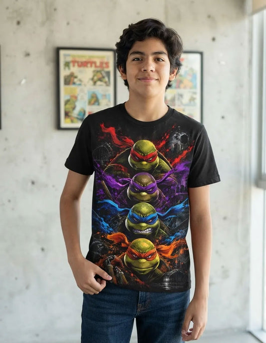 Modelo luciendo la Camiseta Las Tortugas Ninja Mutantes en un outfit urbano streetwear retro.