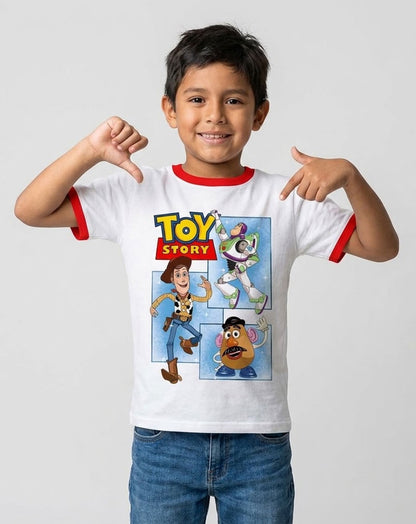 niño con camiseta de toy story