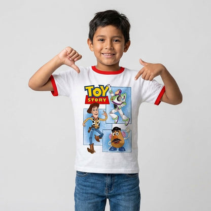 Modelo luciendo la Camiseta Ringer Toy Story Buzz Woody Cara de Papa en un outfit urbano streetwear.